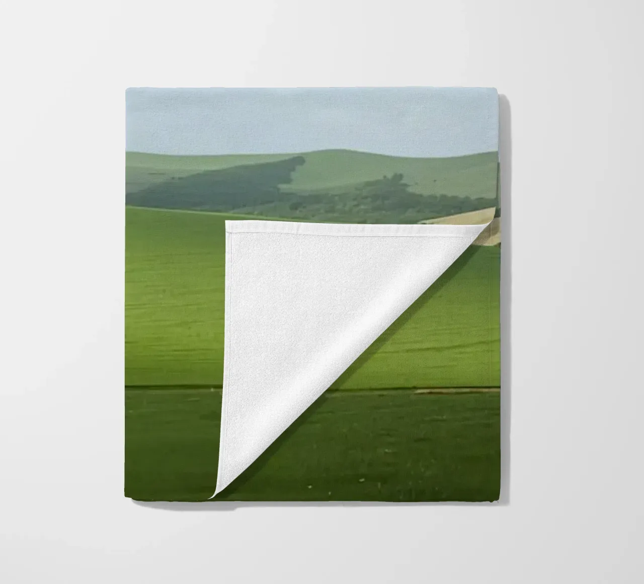 Colline verdi con arcobaleno telo mare da DesignDoodle