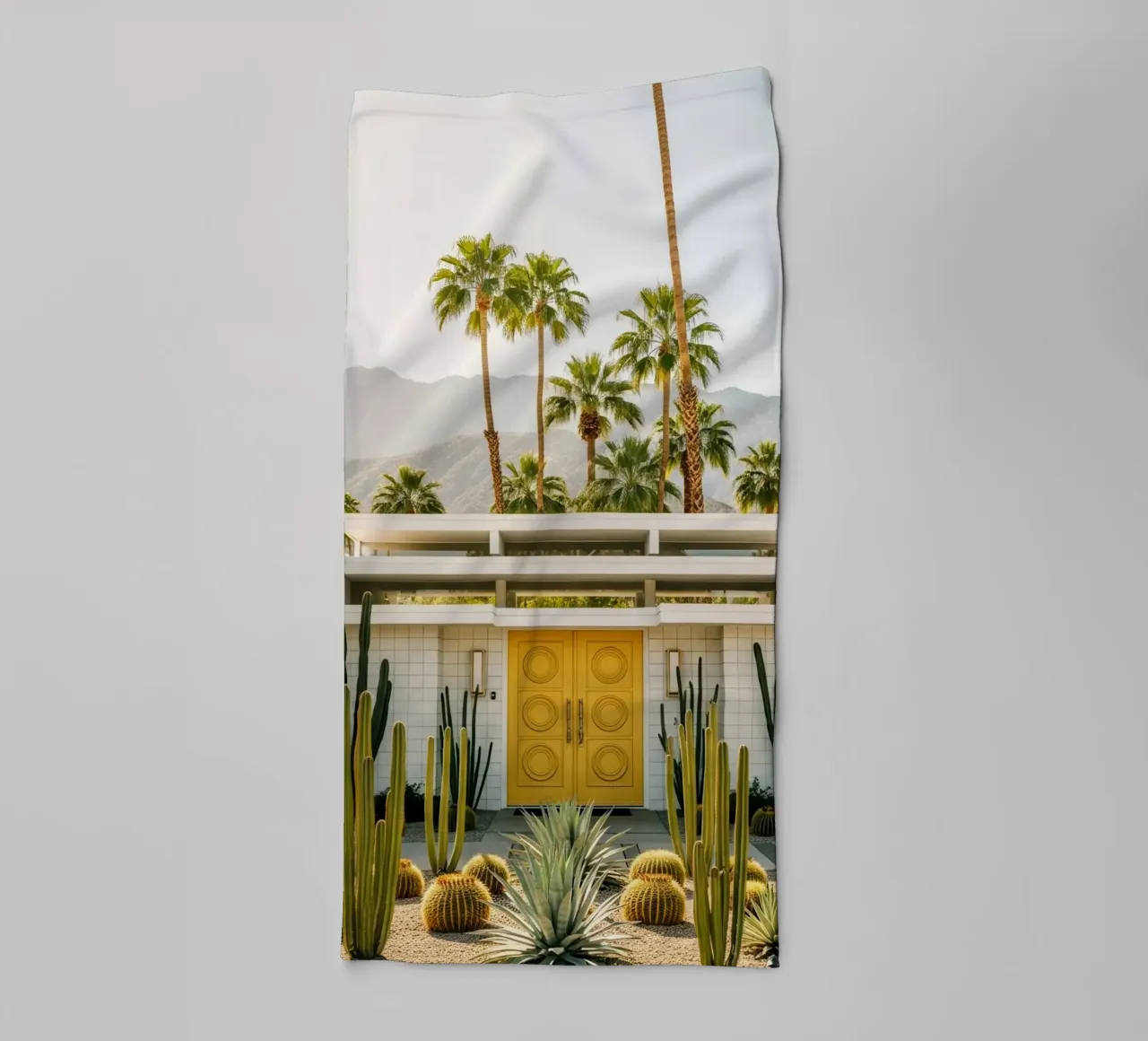 Palm Springs Yellow Door Bungalow Handtuch von Attaboy Dsgn