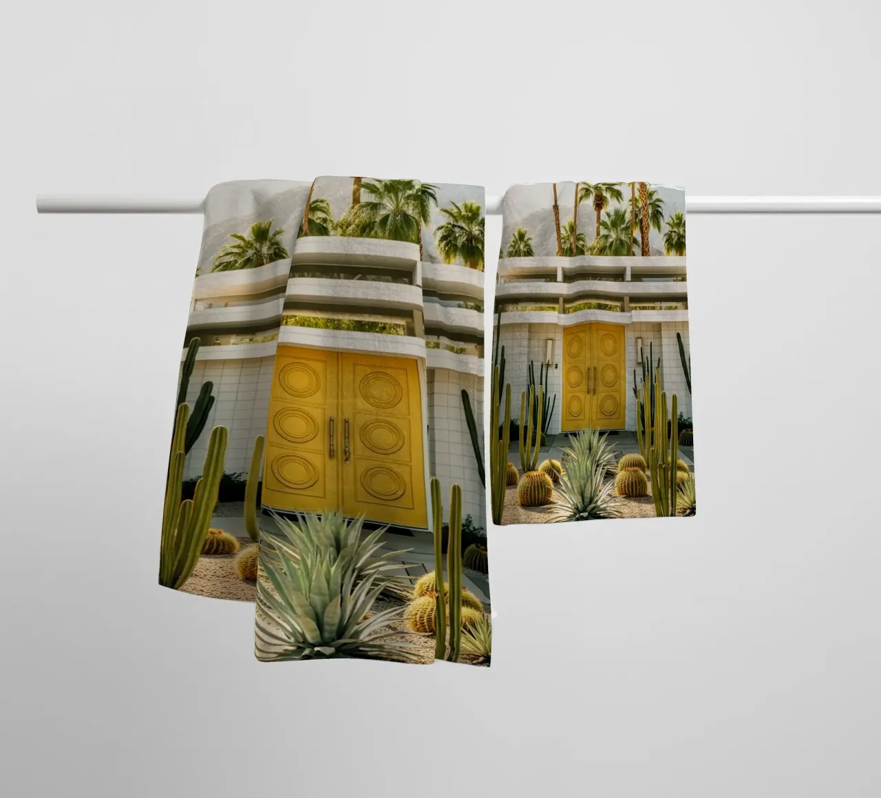 Palm Springs Yellow Door Bungalow Handtuch von Attaboy Dsgn