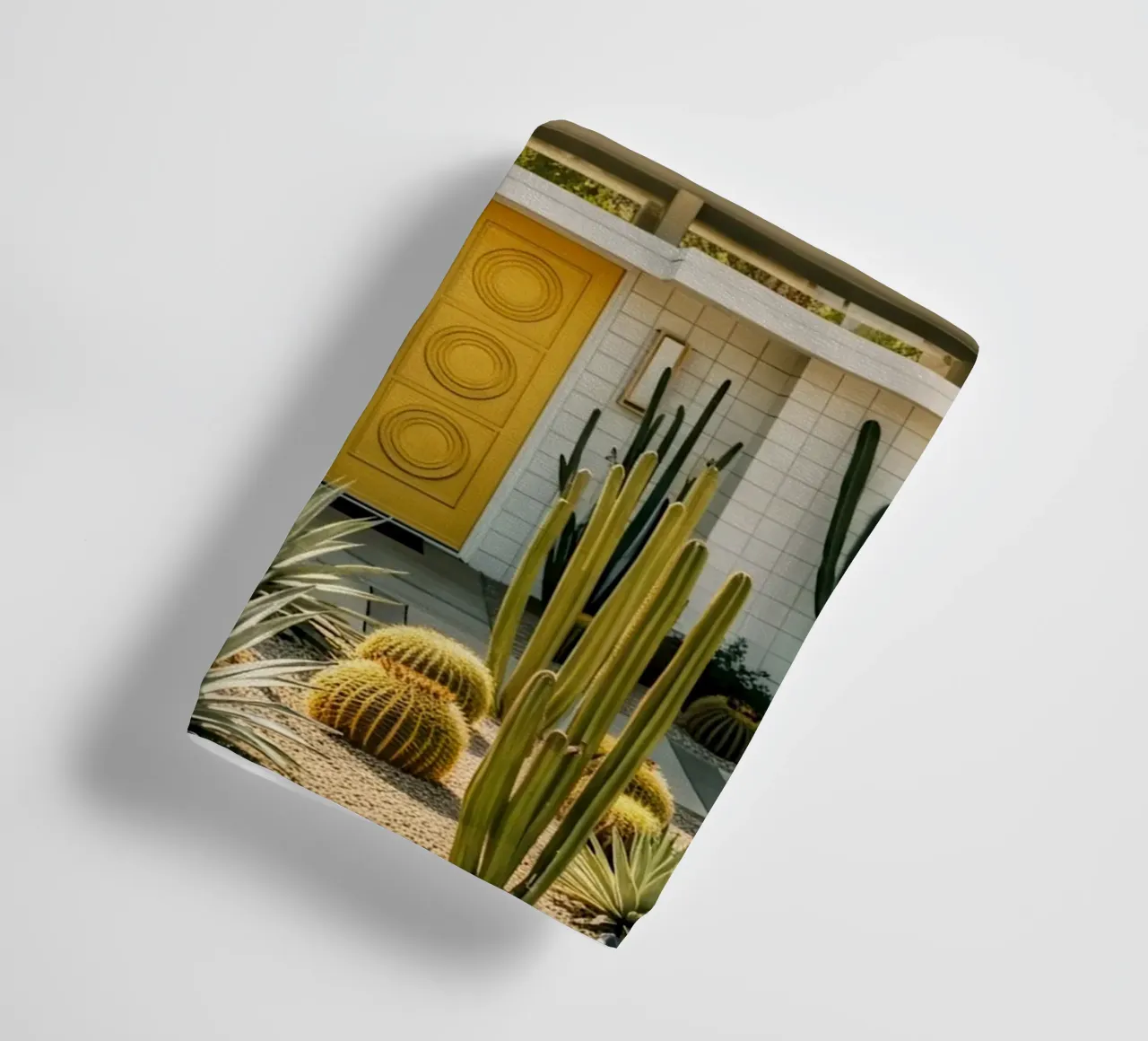 Palm Springs Yellow Door Bungalow badhanddoek van Attaboy Dsgn