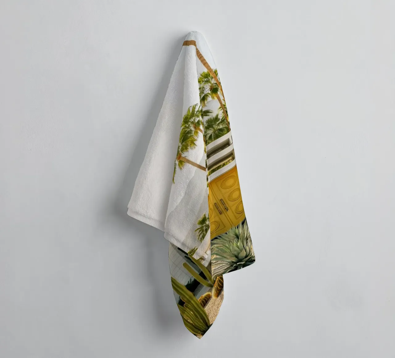 Palm Springs Yellow Door Bungalow badhanddoek van Attaboy Dsgn