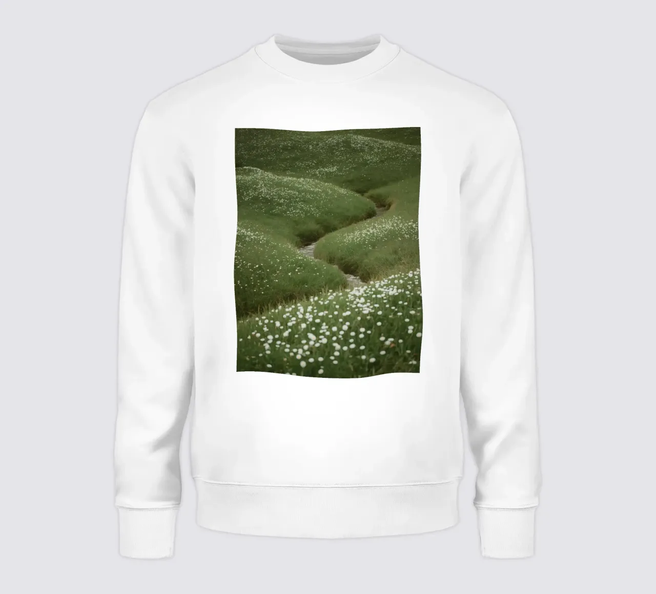 Verdi colline ondulate con ruscello e fiori selvatici felpa da DesignDoodle
