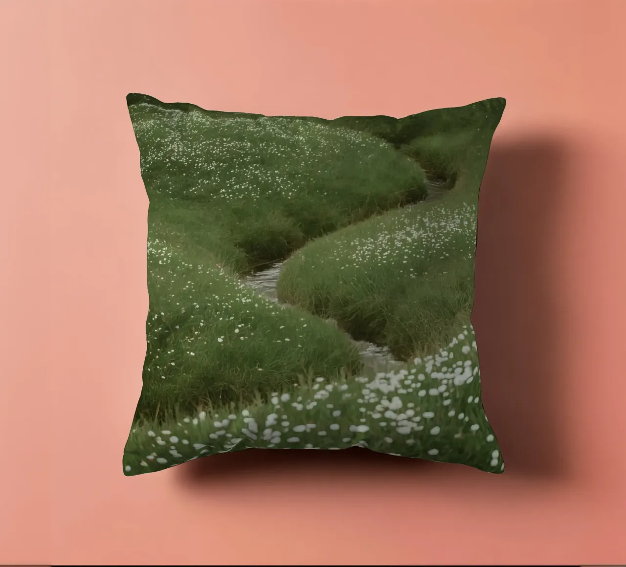 Verdi colline ondulate con ruscello e fiori selvatici cuscino da DesignDoodle