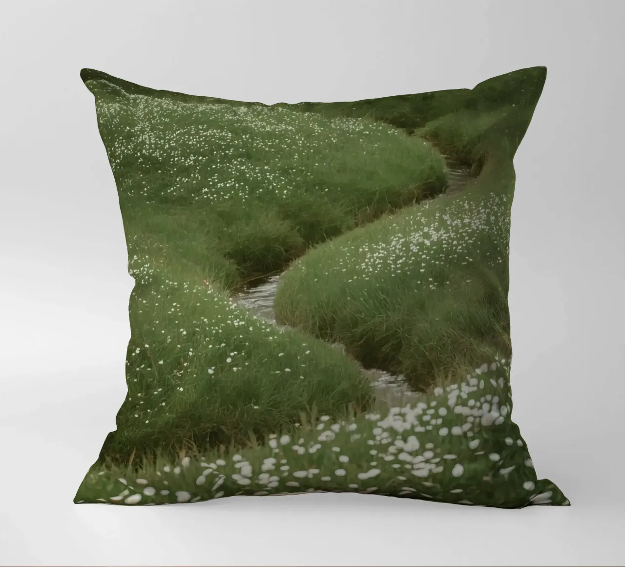 Verdi colline ondulate con ruscello e fiori selvatici cuscino da DesignDoodle