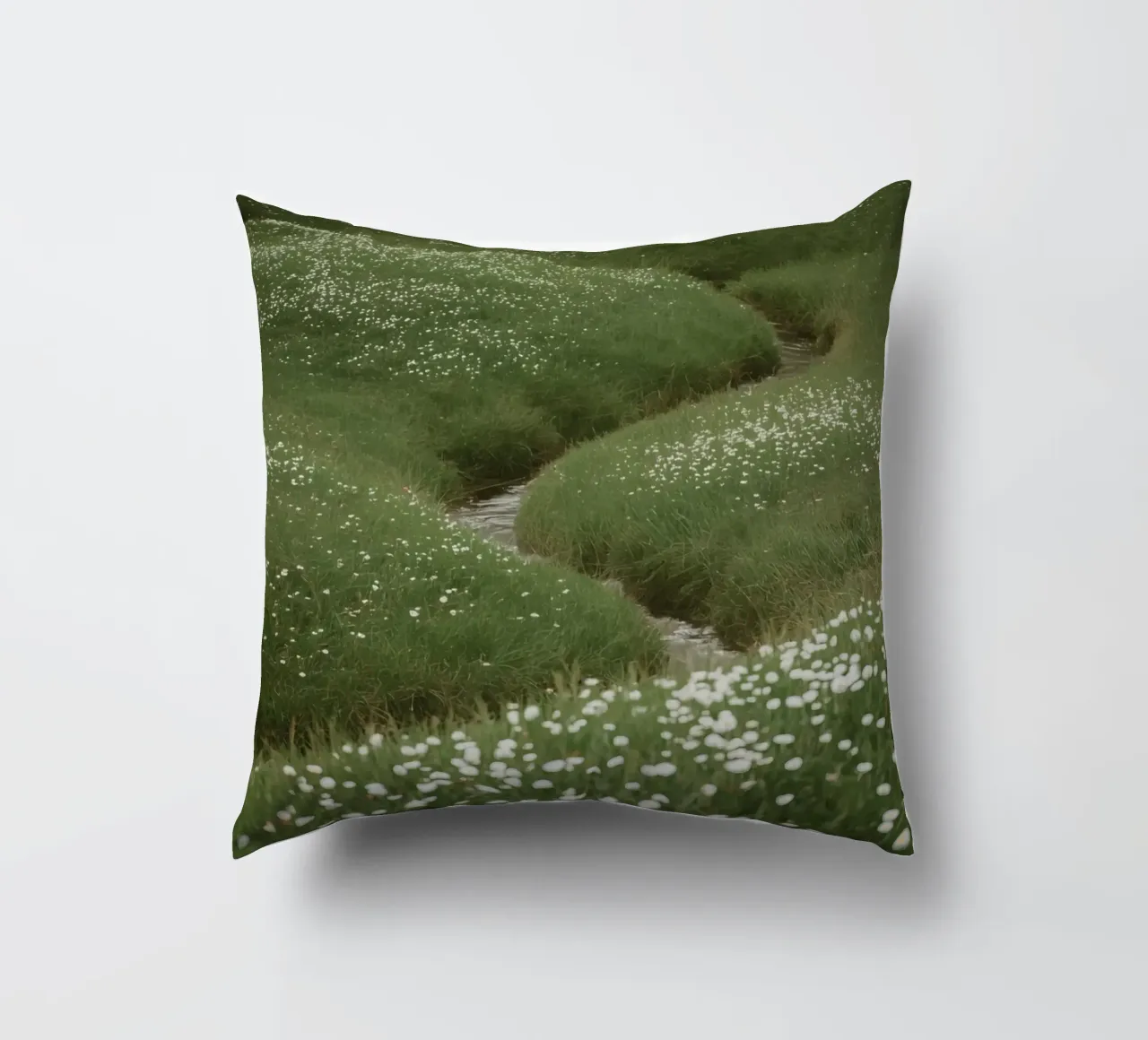 Verdi colline ondulate con ruscello e fiori selvatici cuscino da DesignDoodle