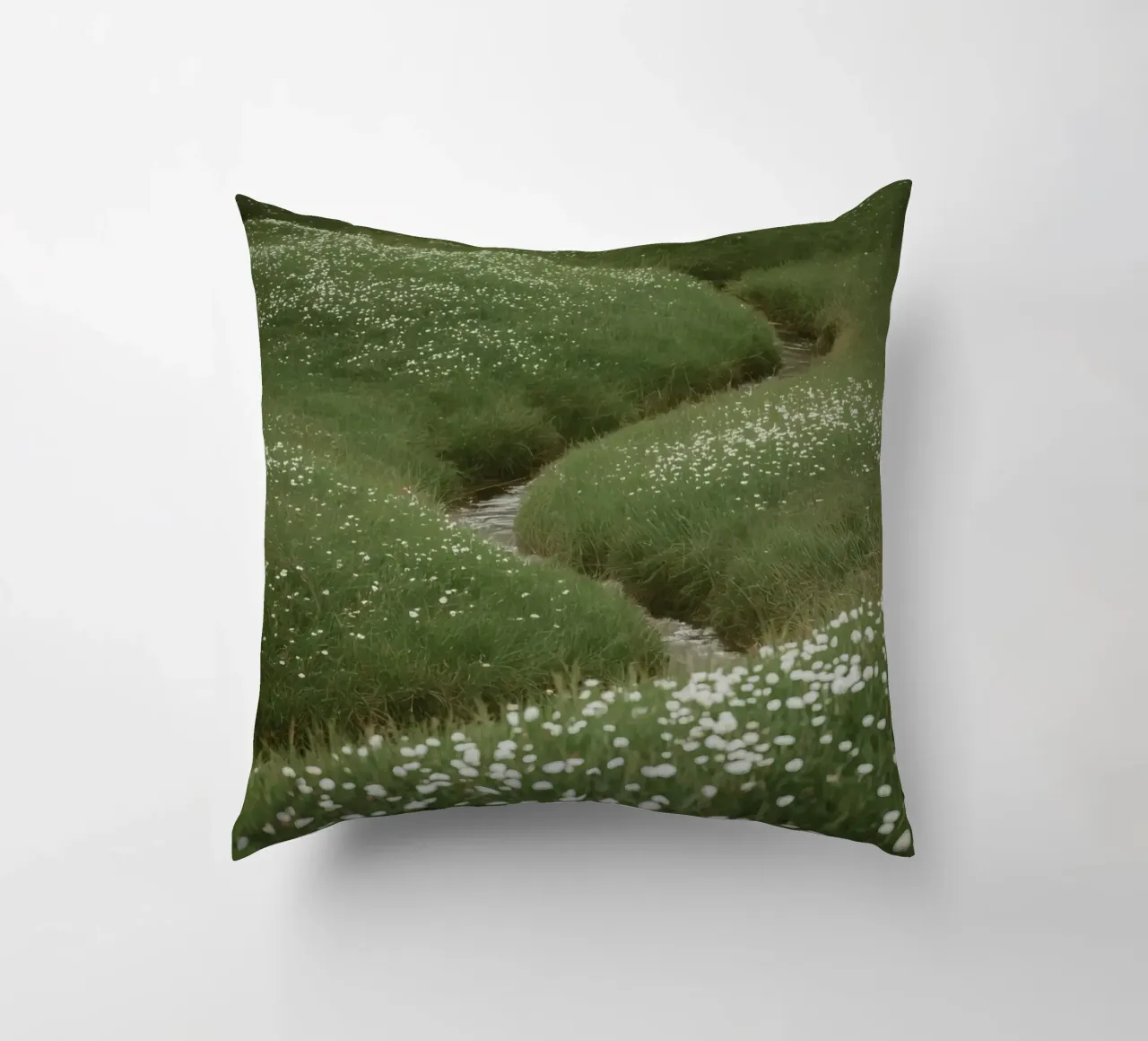 Verdi colline ondulate con ruscello e fiori selvatici cuscino da DesignDoodle