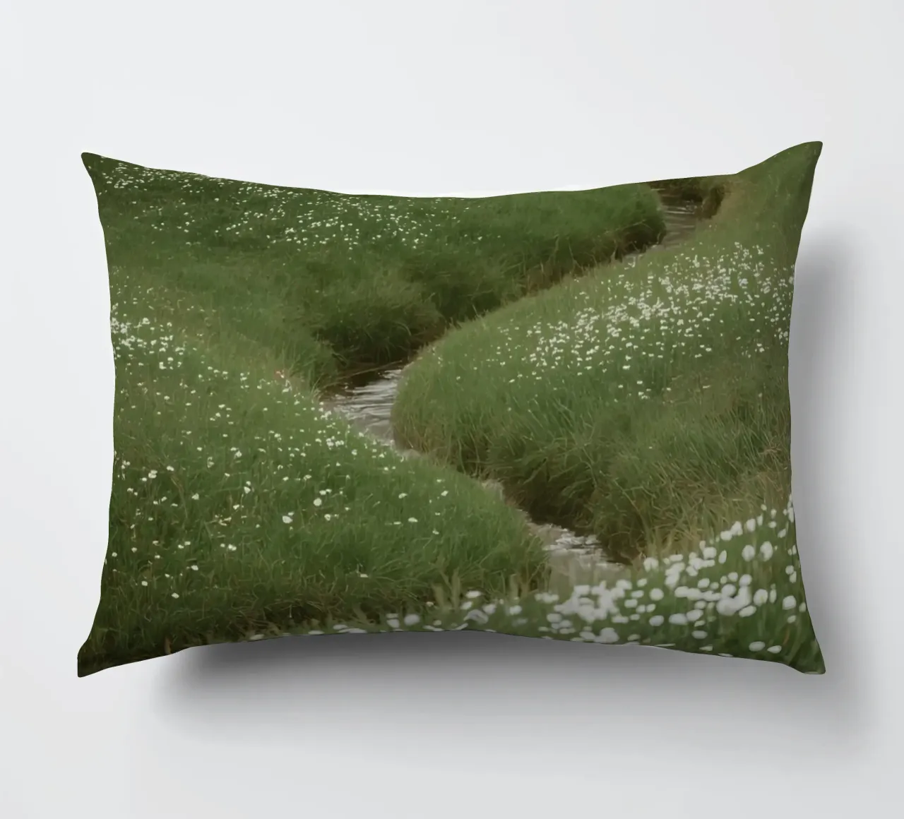 Verdi colline ondulate con ruscello e fiori selvatici cuscino da DesignDoodle