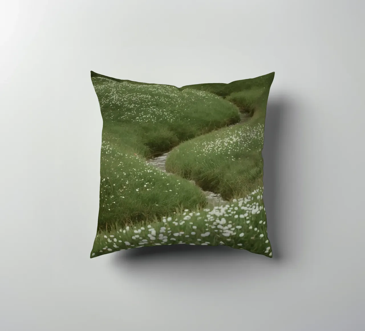 Verdi colline ondulate con ruscello e fiori selvatici cuscino da DesignDoodle