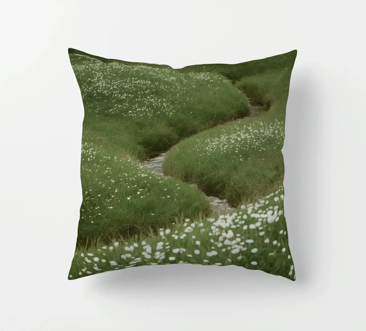 Verdi colline ondulate con ruscello e fiori selvatici cuscino da DesignDoodle
