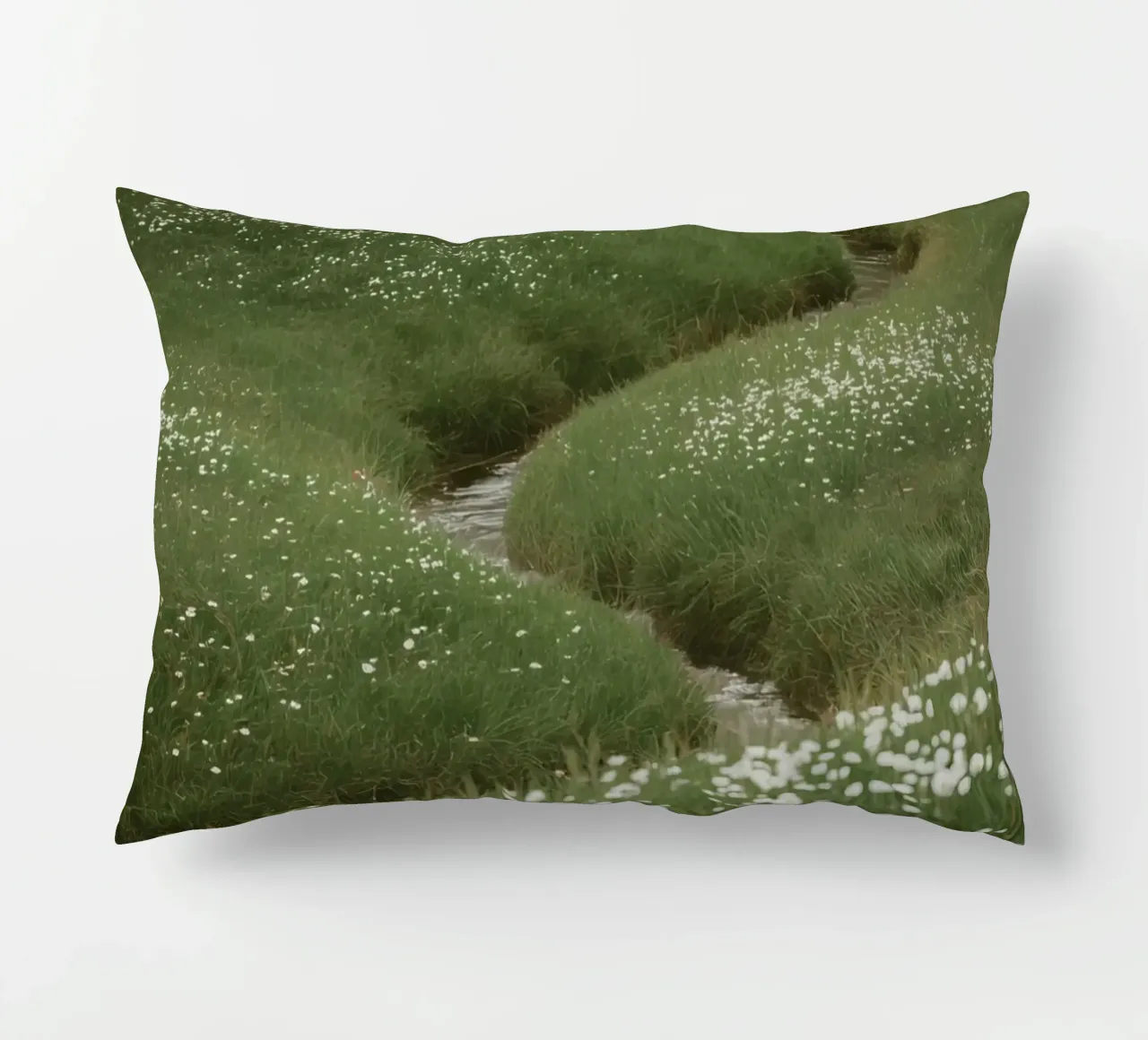 Verdi colline ondulate con ruscello e fiori selvatici cuscino da DesignDoodle