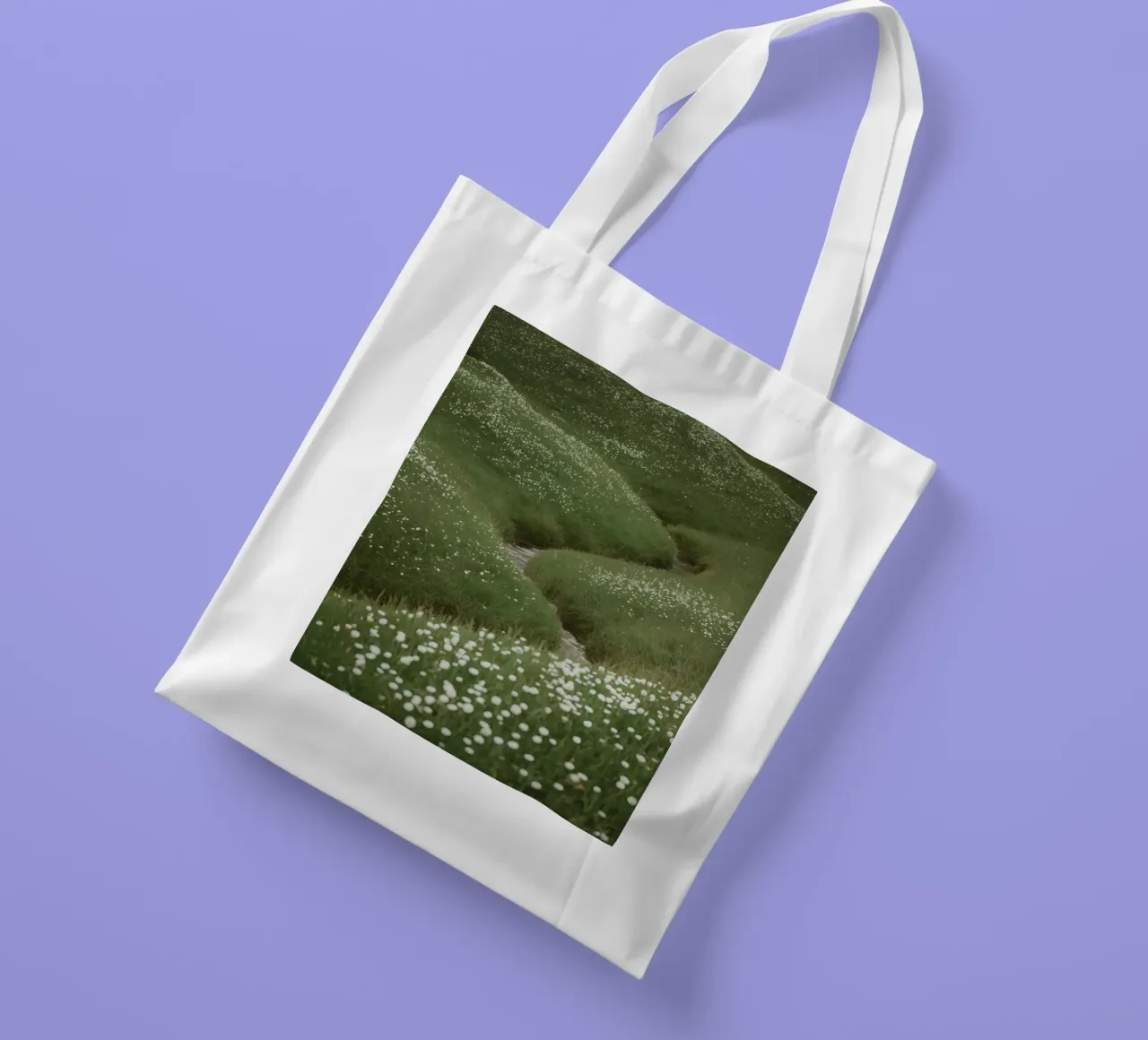 Verdi colline ondulate con ruscello e fiori selvatici borsa in juta da DesignDoodle
