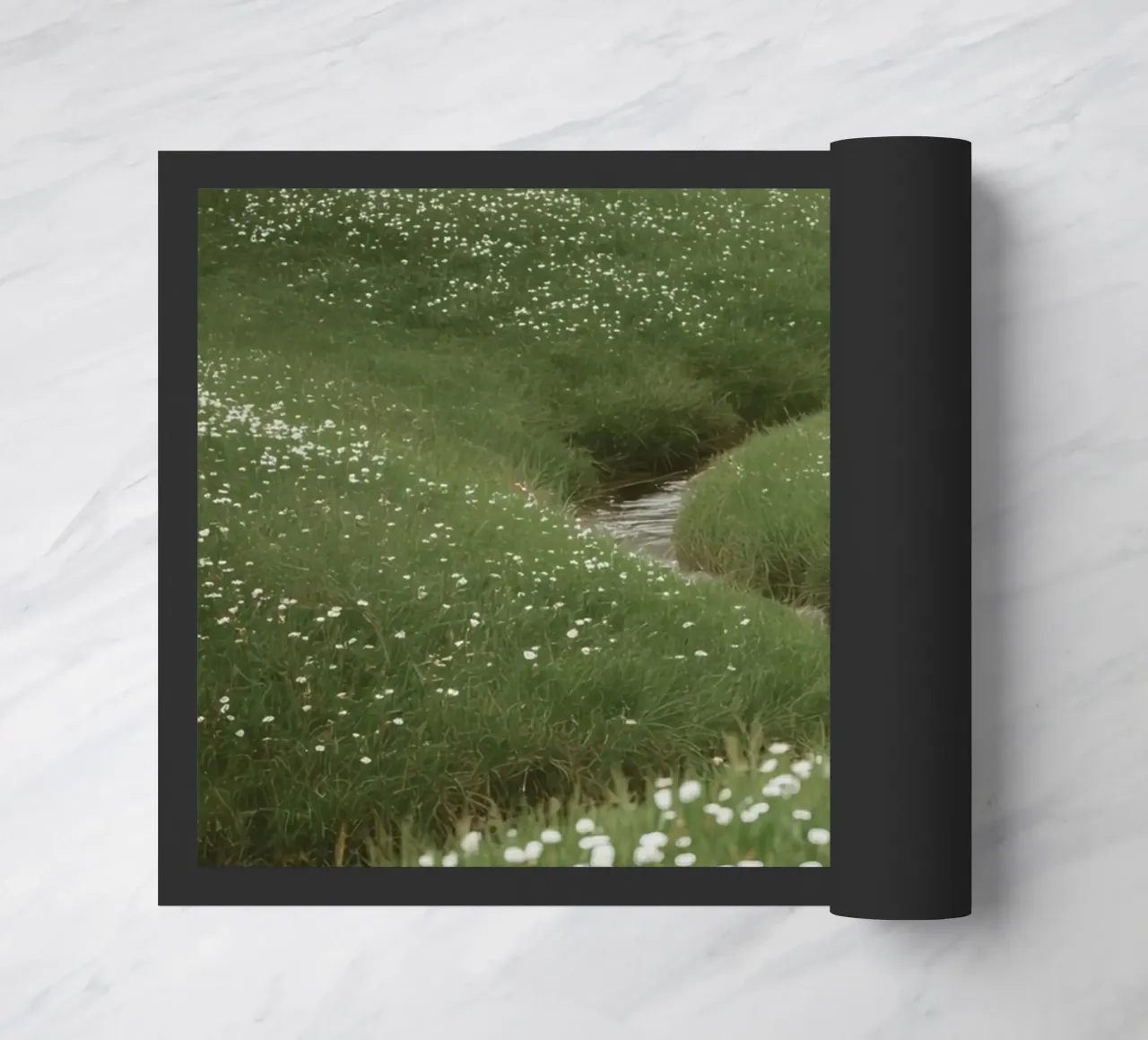 Verdi colline ondulate con ruscello e fiori selvatici zerbino da DesignDoodle