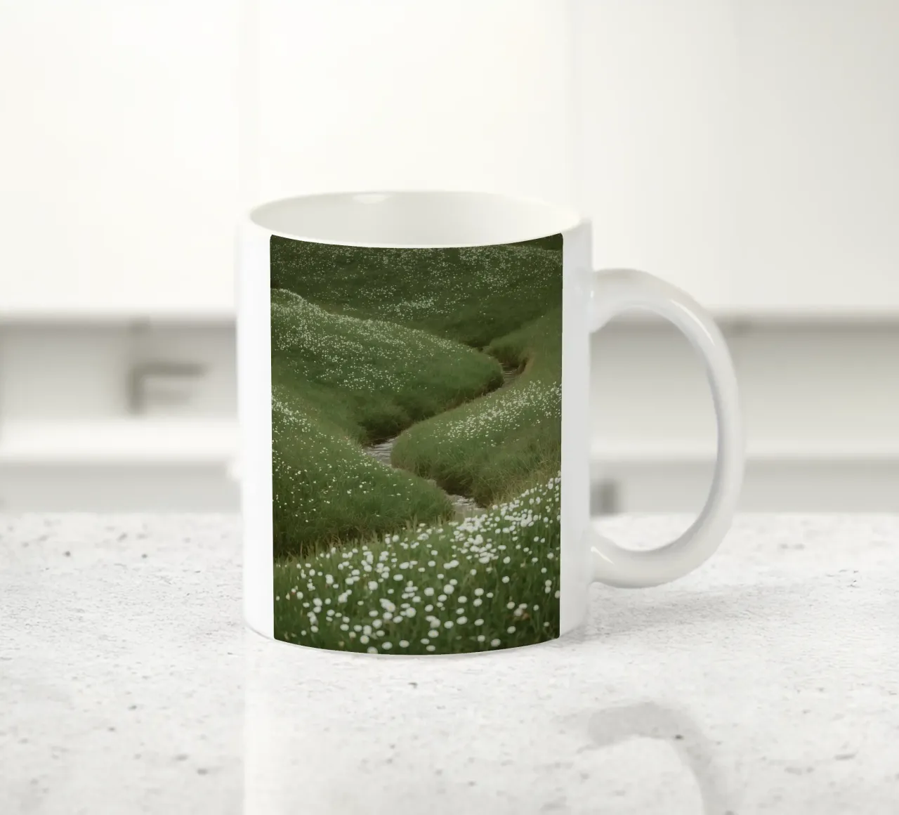 Verdi colline ondulate con ruscello e fiori selvatici tazza in ceramica da DesignDoodle