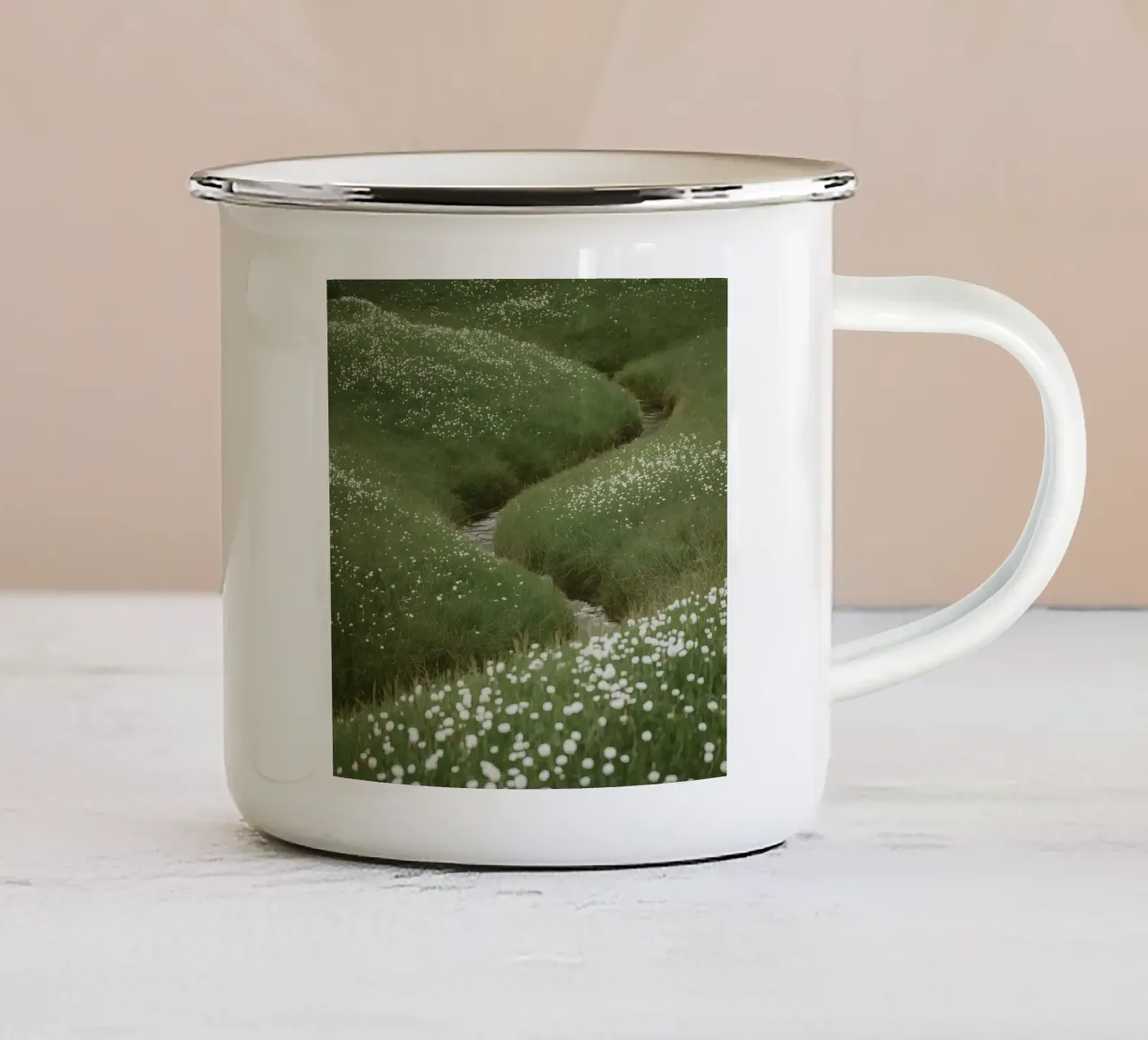 Verdi colline ondulate con ruscello e fiori selvatici tazza in smalto da DesignDoodle