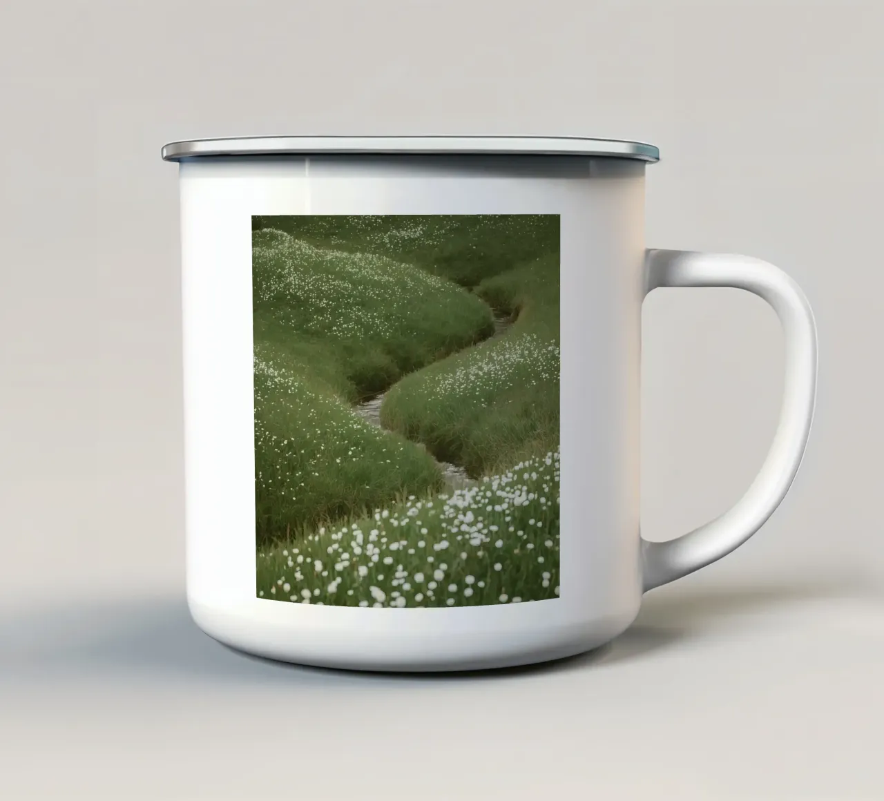 Verdi colline ondulate con ruscello e fiori selvatici tazza in smalto da DesignDoodle