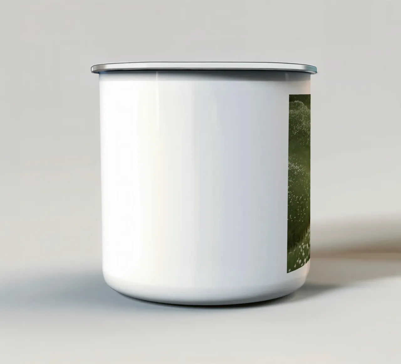 Verdi colline ondulate con ruscello e fiori selvatici tazza in smalto da DesignDoodle