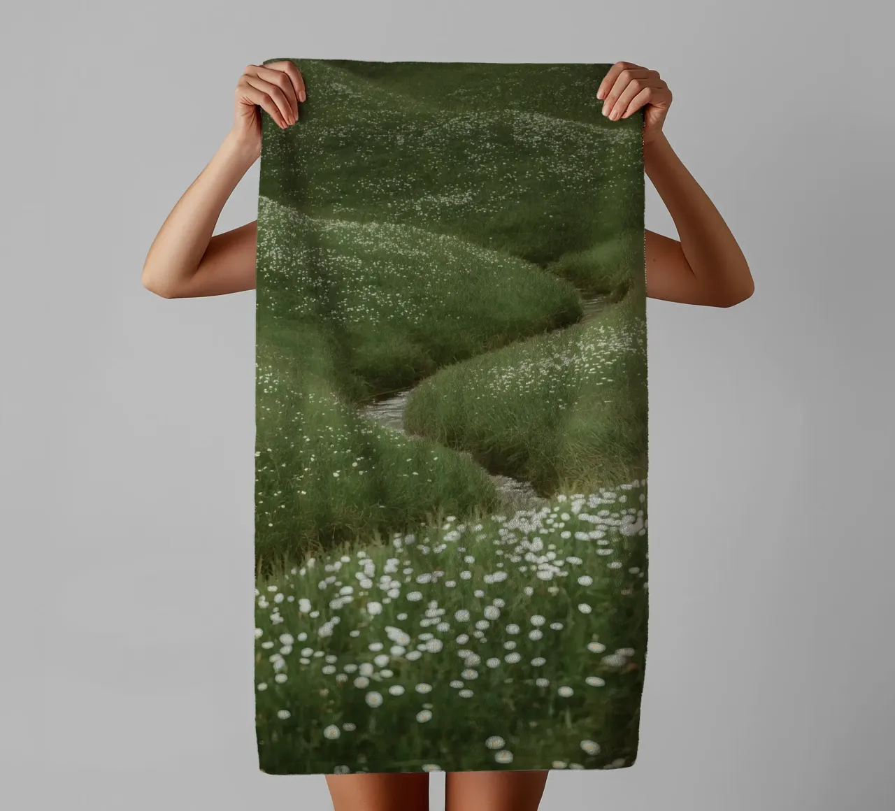 Verdi colline ondulate con ruscello e fiori selvatici asciugamano da bagno da DesignDoodle