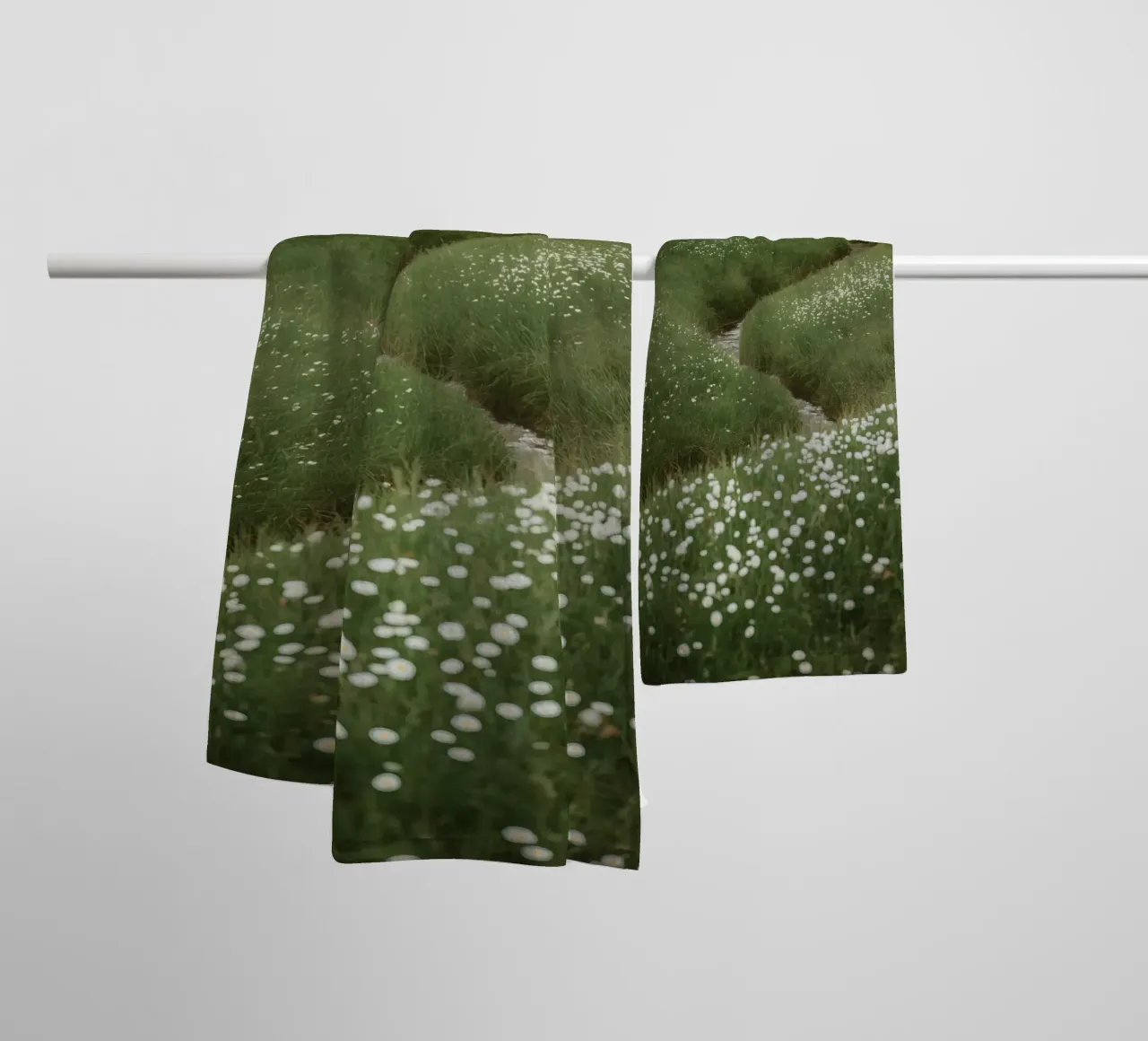 Verdi colline ondulate con ruscello e fiori selvatici asciugamano da bagno da DesignDoodle