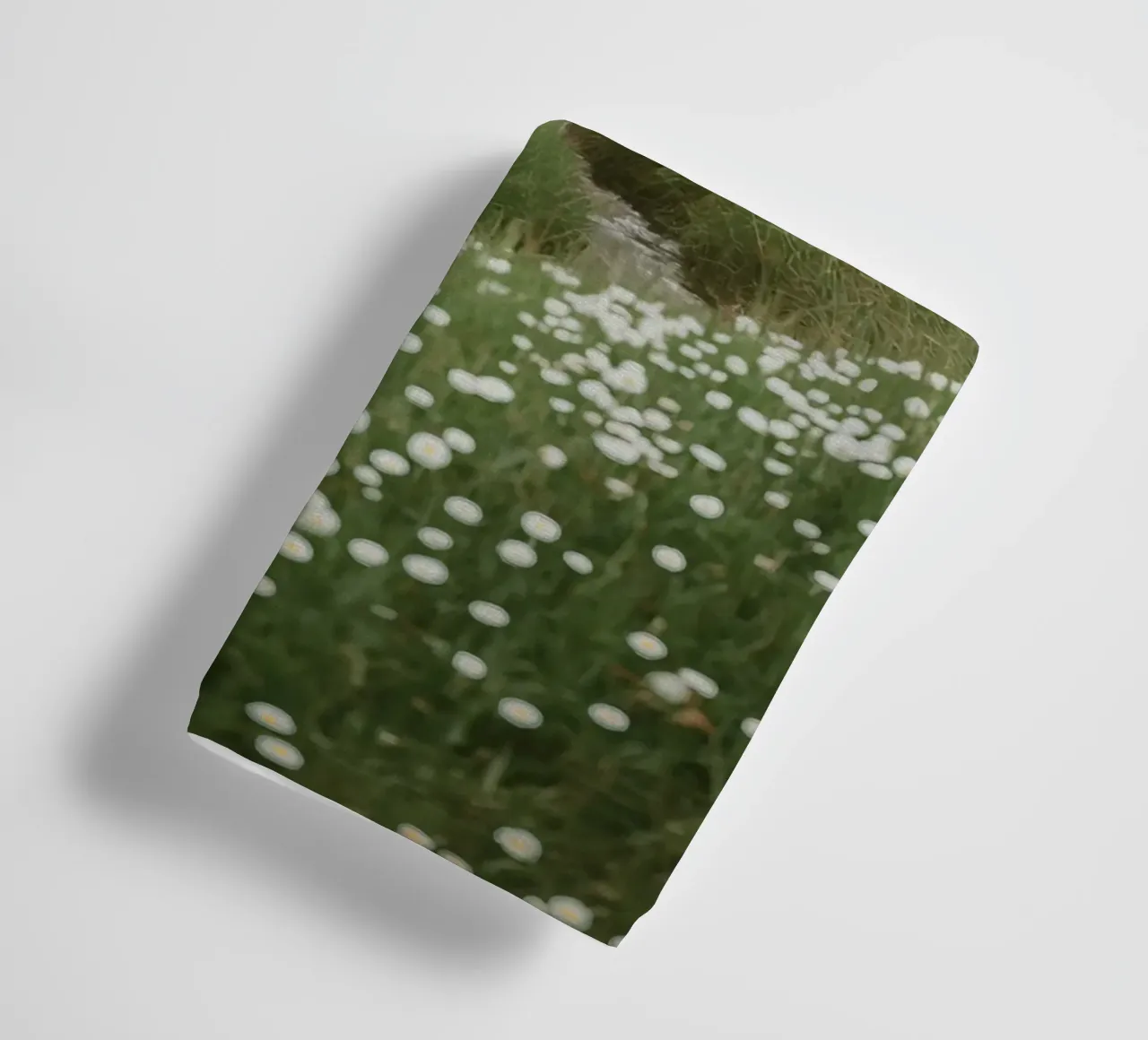 Verdi colline ondulate con ruscello e fiori selvatici asciugamano da bagno da DesignDoodle