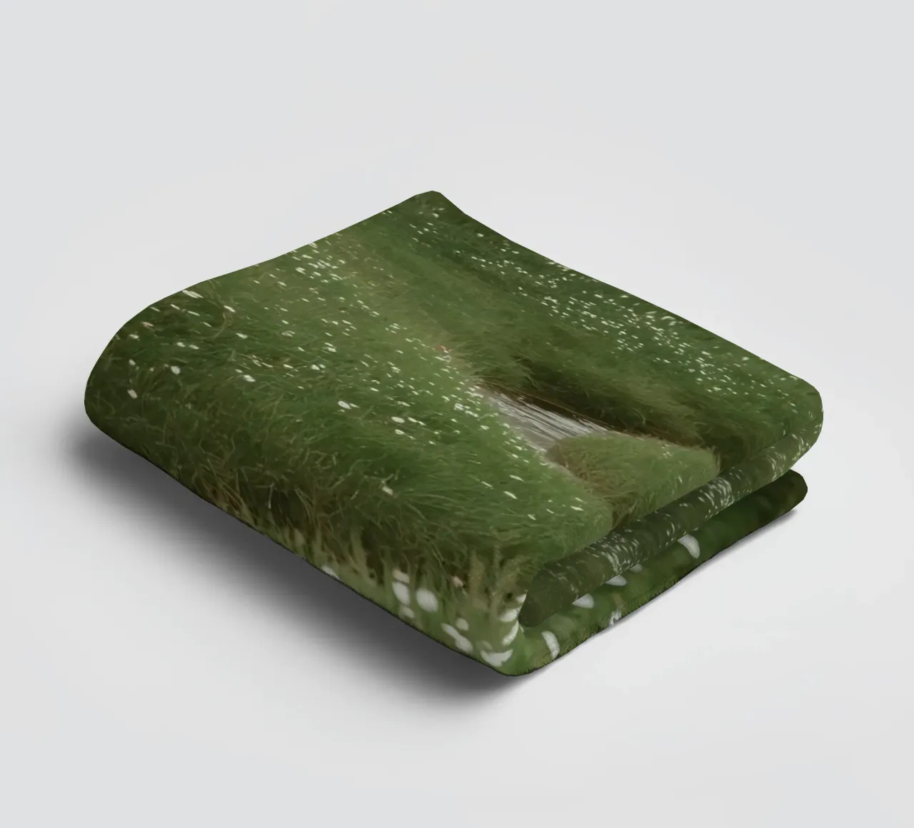 Verdi colline ondulate con ruscello e fiori selvatici asciugamano da bagno da DesignDoodle