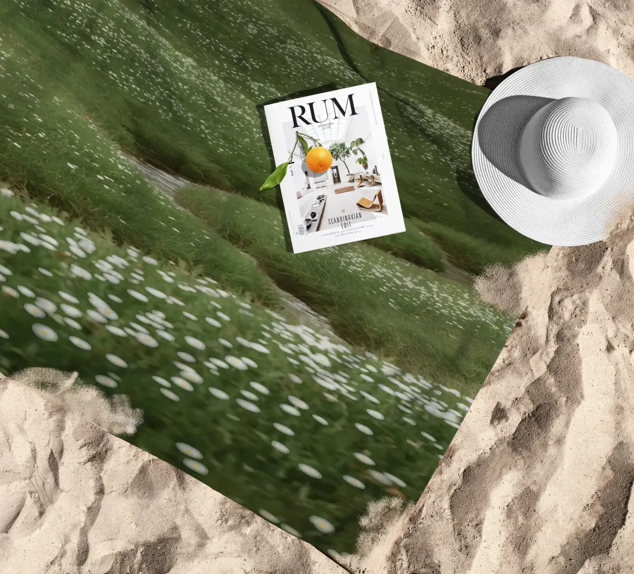 Verdi colline ondulate con ruscello e fiori selvatici telo mare da DesignDoodle