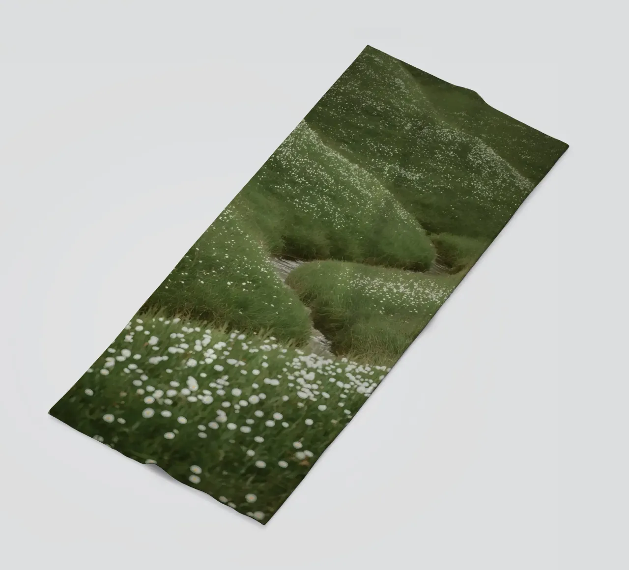 Verdi colline ondulate con ruscello e fiori selvatici telo mare da DesignDoodle