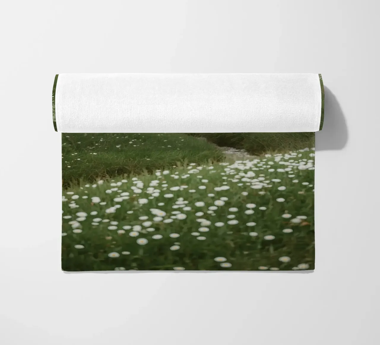 Verdi colline ondulate con ruscello e fiori selvatici telo mare da DesignDoodle