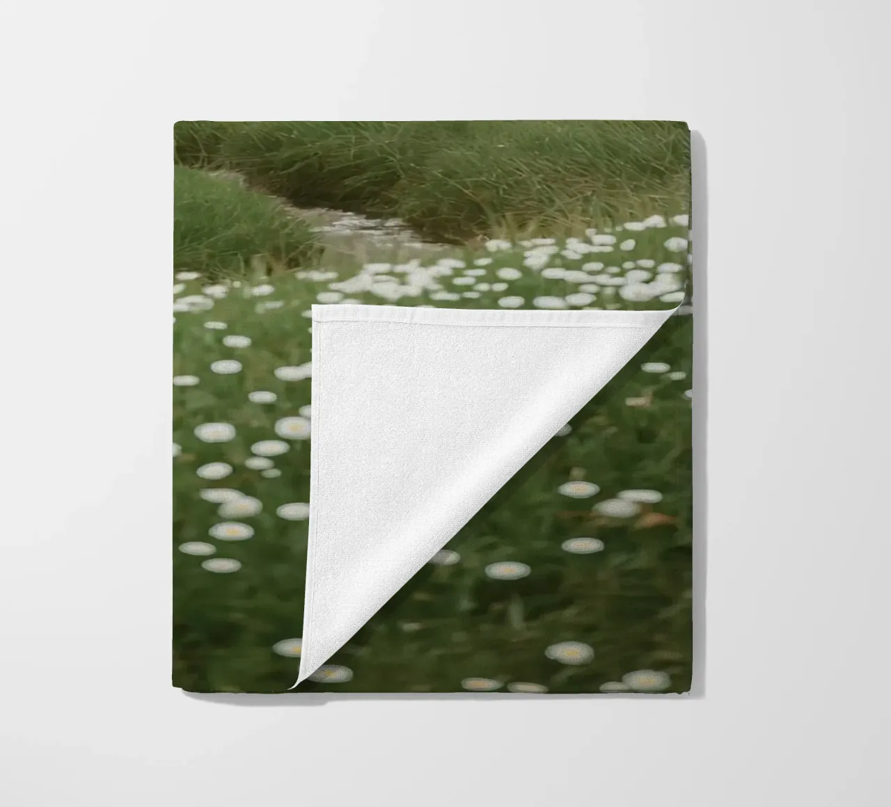 Verdi colline ondulate con ruscello e fiori selvatici telo mare da DesignDoodle