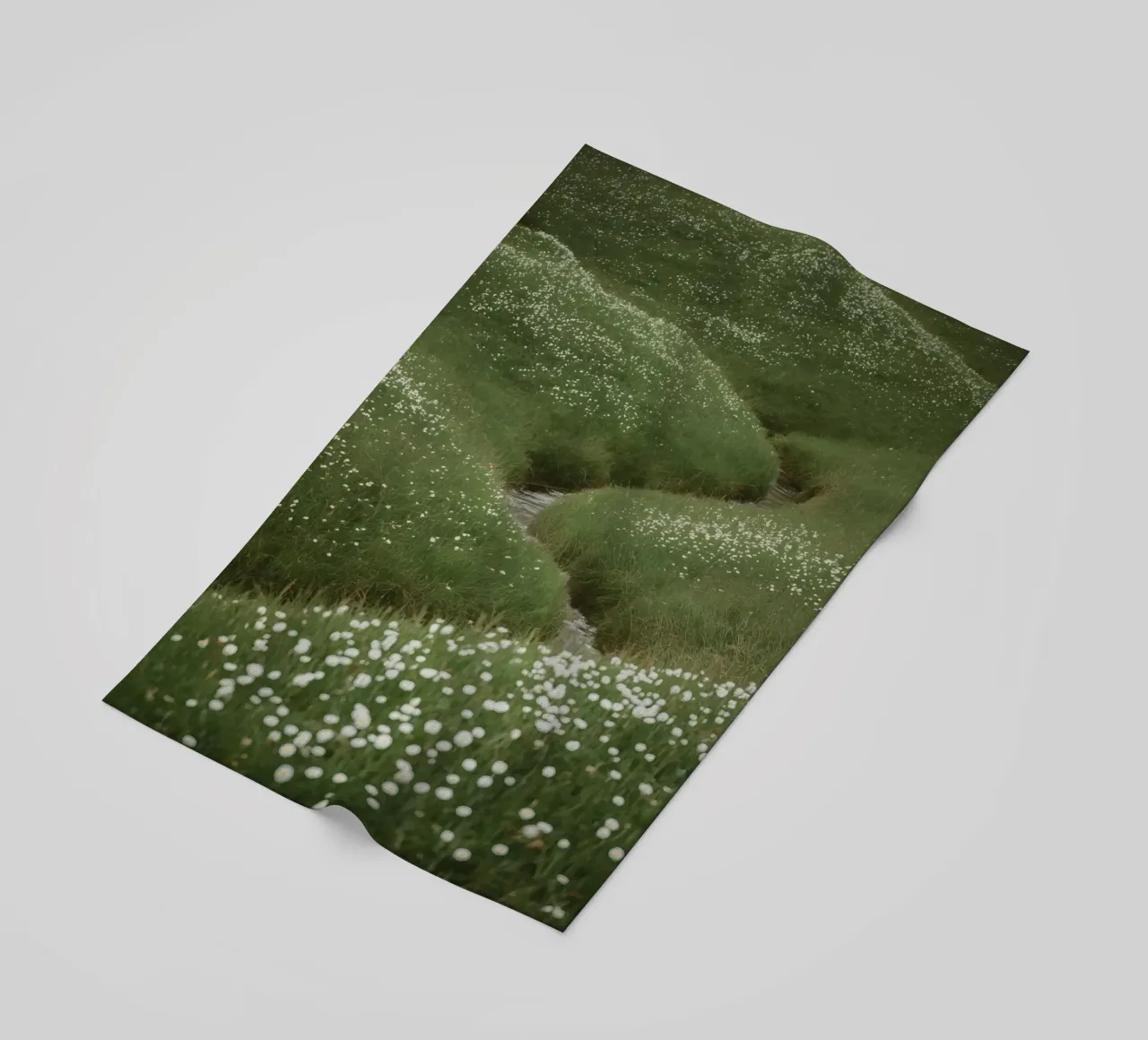 Verdi colline ondulate con ruscello e fiori selvatici telo mare da DesignDoodle