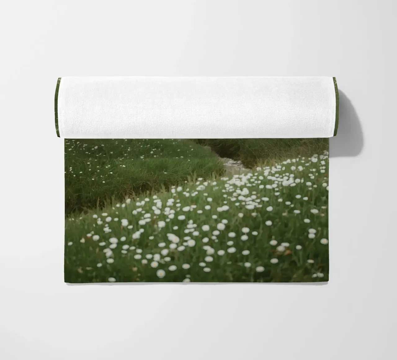 Verdi colline ondulate con ruscello e fiori selvatici telo mare da DesignDoodle