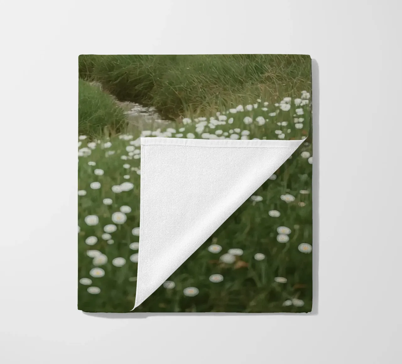Verdi colline ondulate con ruscello e fiori selvatici telo mare da DesignDoodle