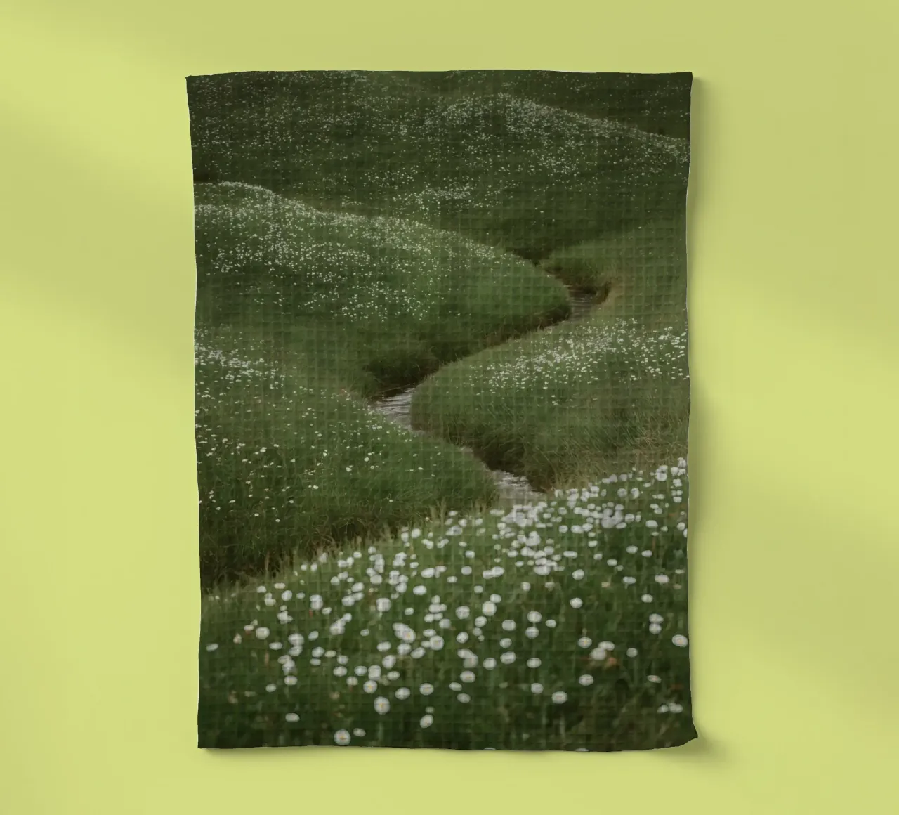 Verdi colline ondulate con ruscello e fiori selvatici canovaccio da cucina da DesignDoodle