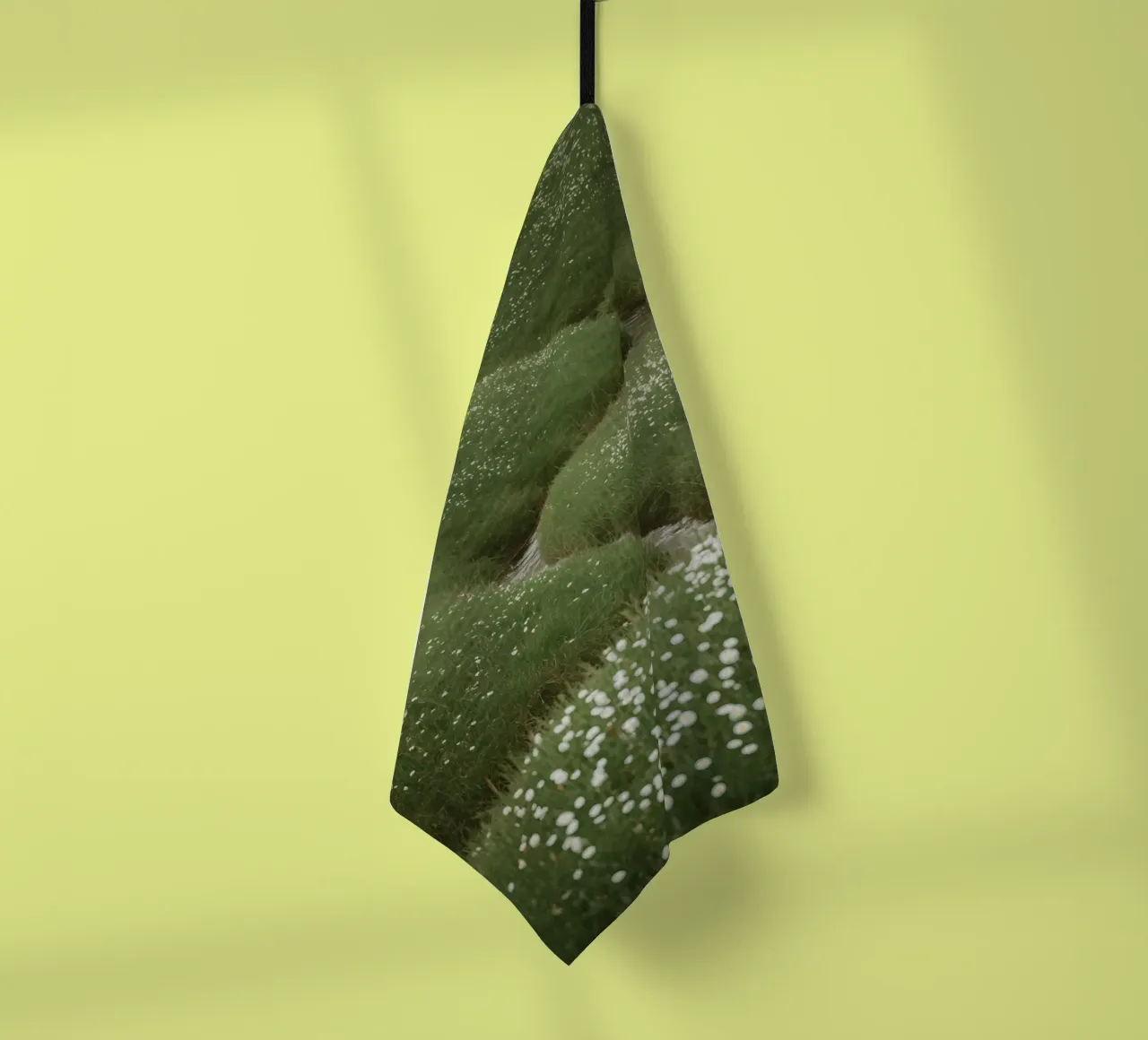 Verdi colline ondulate con ruscello e fiori selvatici canovaccio da cucina da DesignDoodle