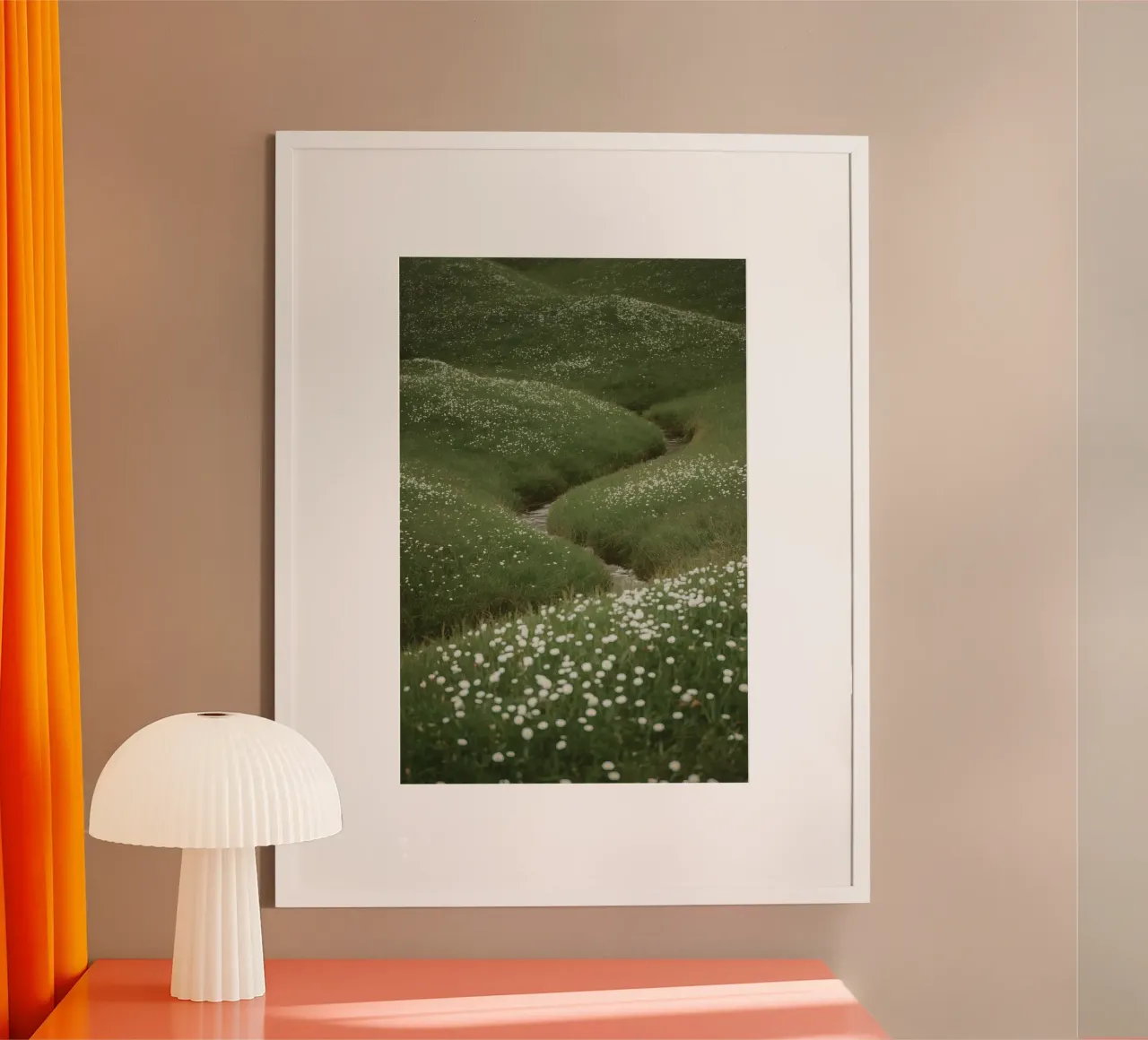 Verdi colline ondulate con ruscello e fiori selvatici carta hahnemühle da DesignDoodle