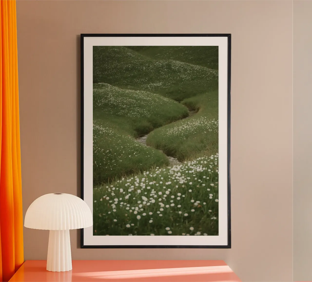 Verdi colline ondulate con ruscello e fiori selvatici carta hahnemühle da DesignDoodle