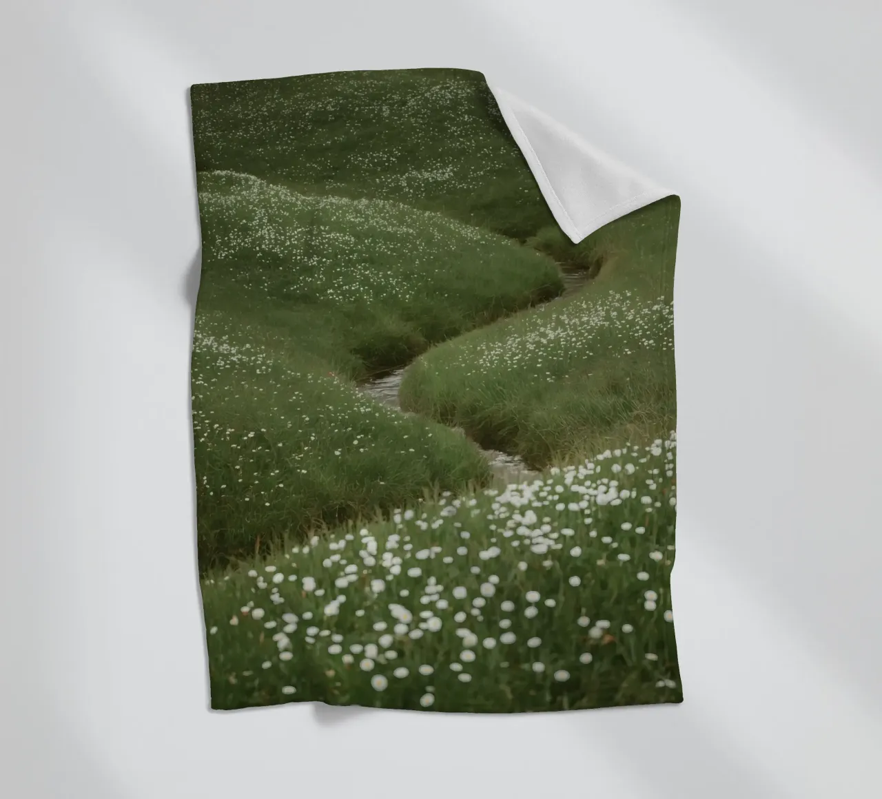 Verdi colline ondulate con ruscello e fiori selvatici coperta in pile da DesignDoodle