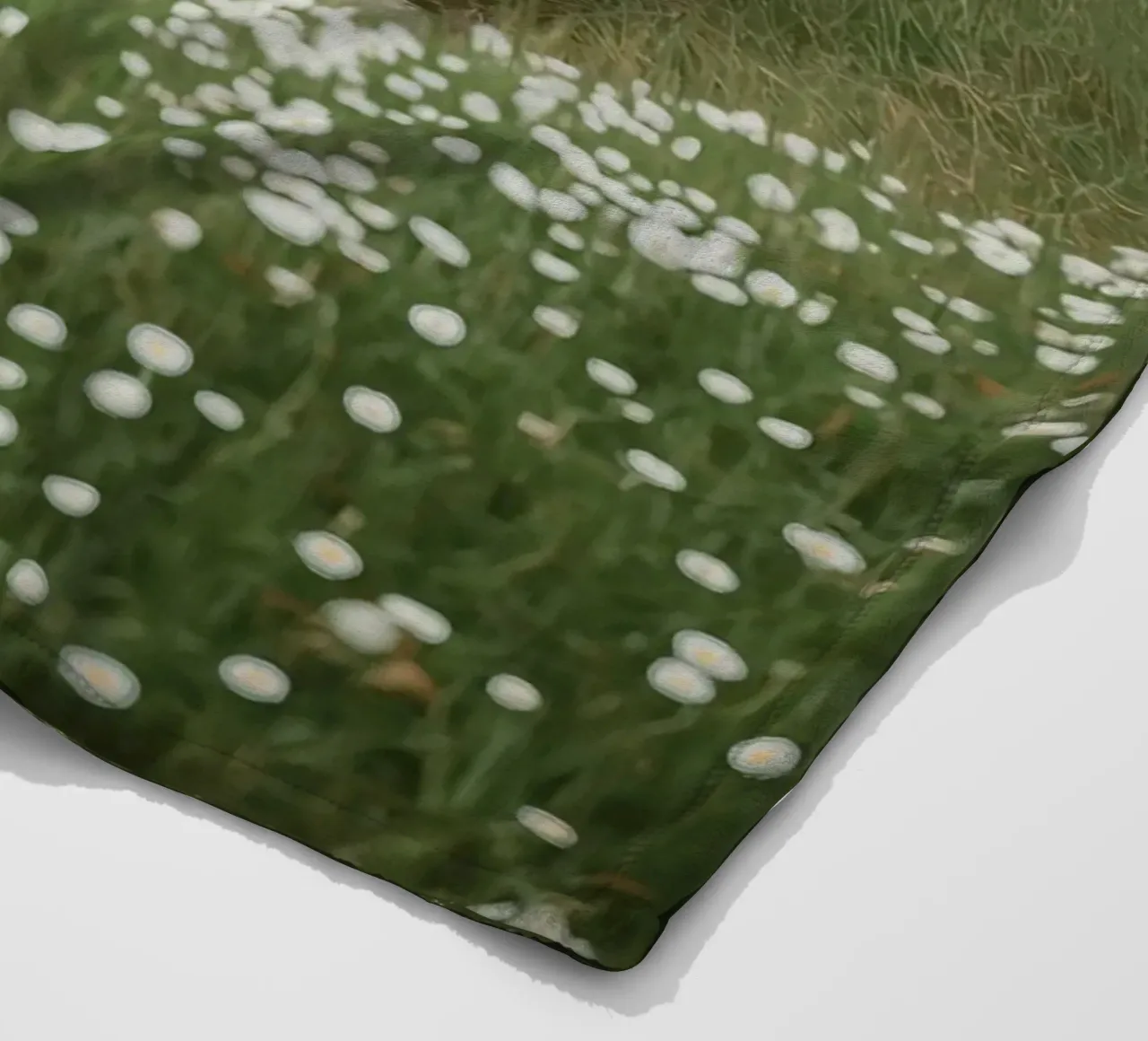 Verdi colline ondulate con ruscello e fiori selvatici coperta in pile da DesignDoodle