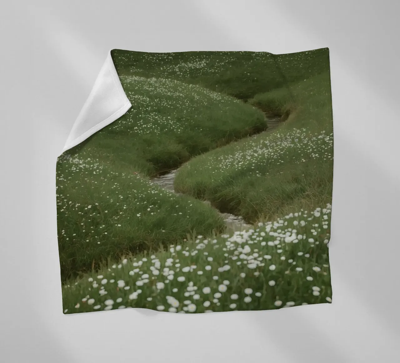 Verdi colline ondulate con ruscello e fiori selvatici coperta in pile da DesignDoodle