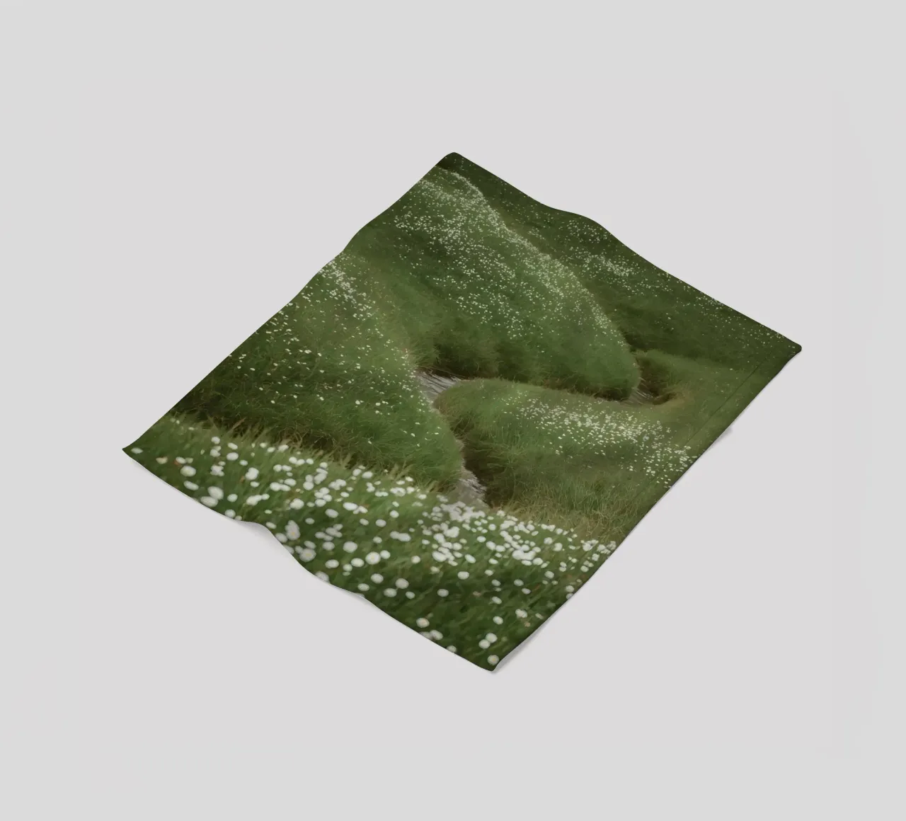 Verdi colline ondulate con ruscello e fiori selvatici coperta in pile da DesignDoodle