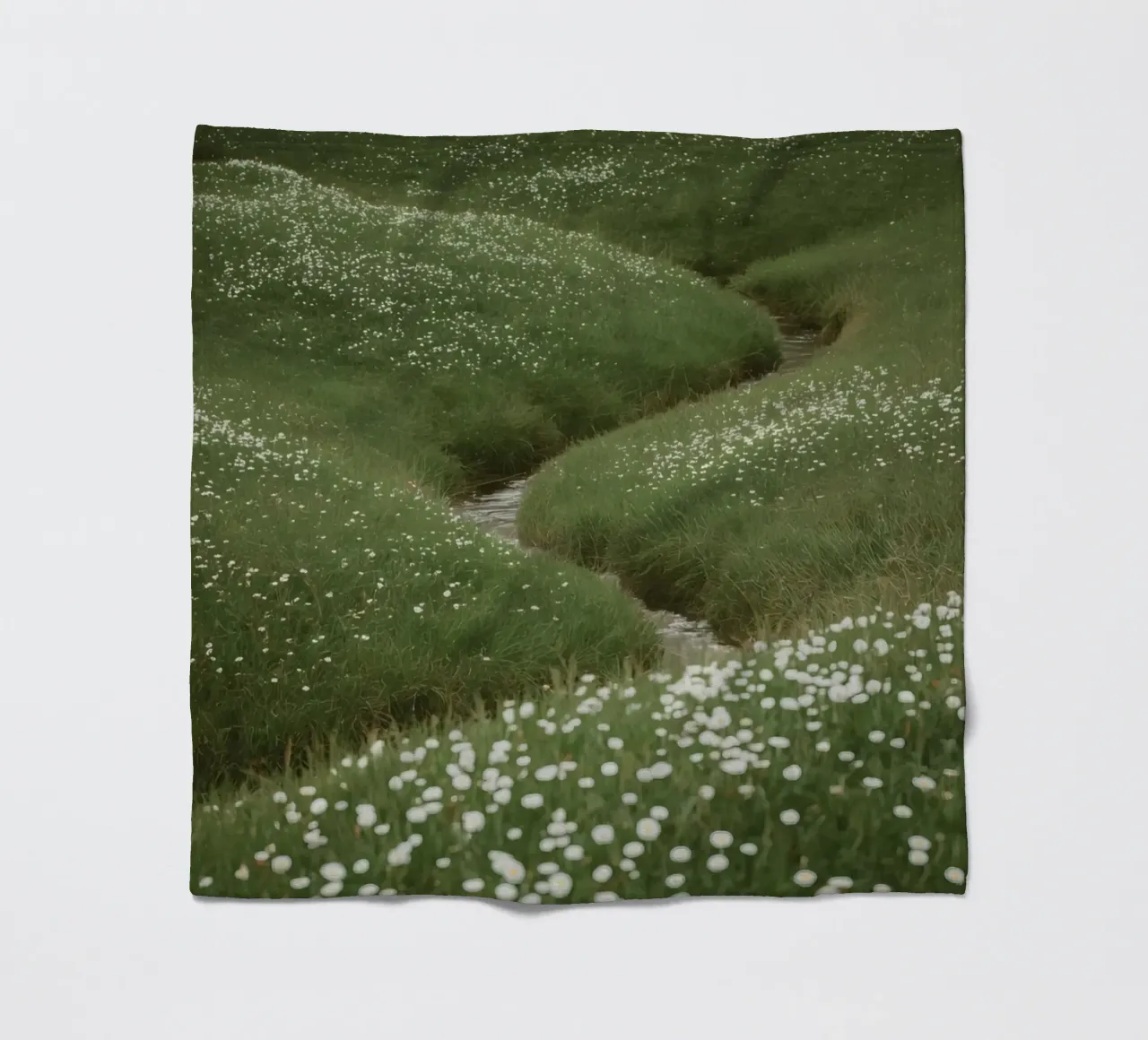 Verdi colline ondulate con ruscello e fiori selvatici coperta in pile da DesignDoodle