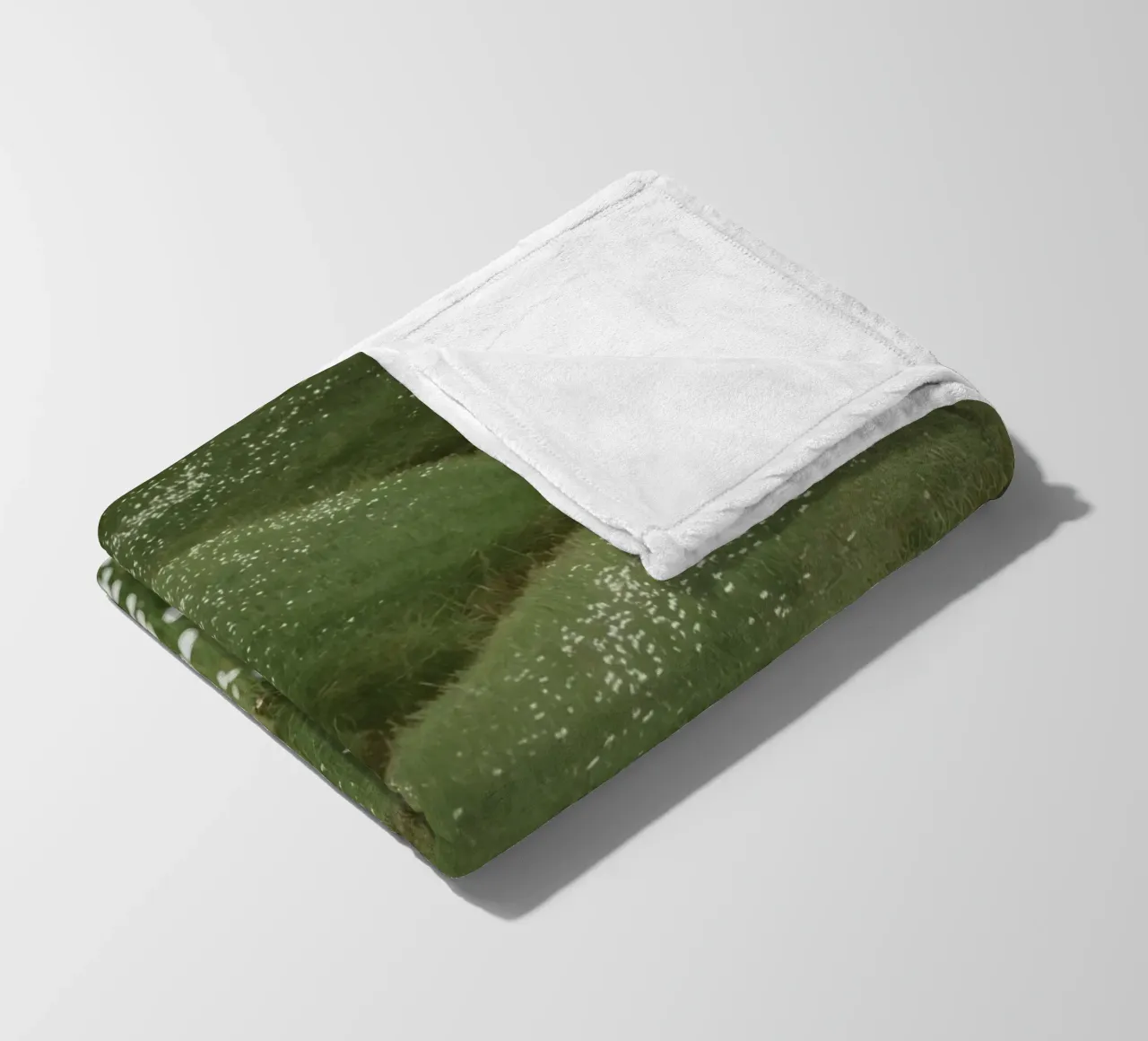 Verdi colline ondulate con ruscello e fiori selvatici coperta in pile da DesignDoodle