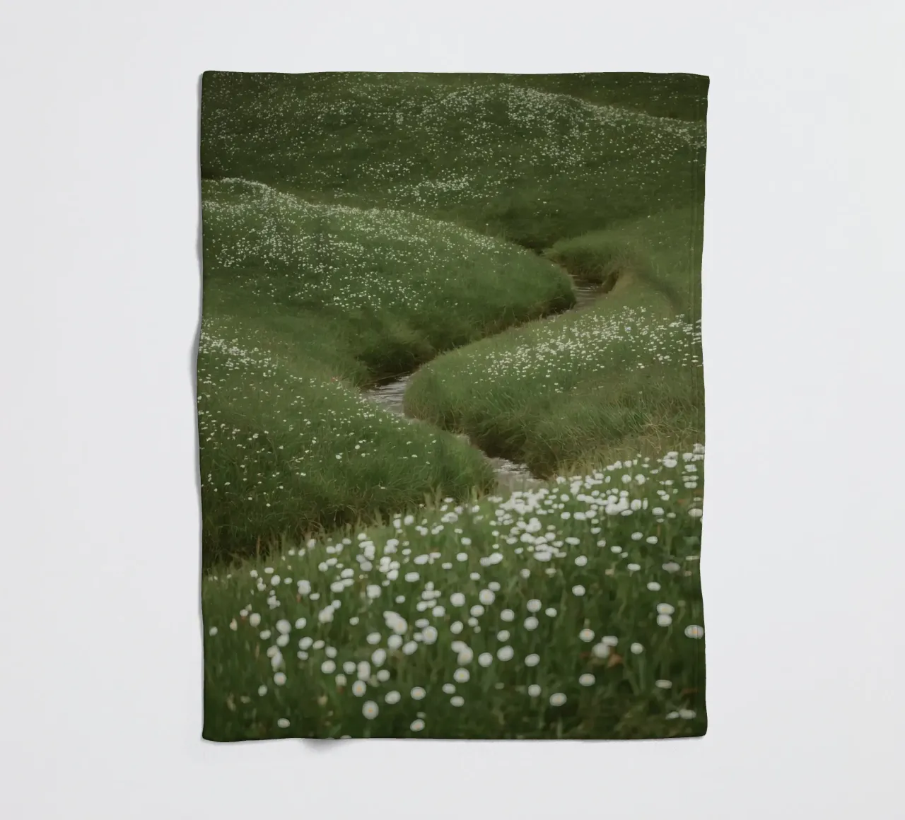 Verdi colline ondulate con ruscello e fiori selvatici coperta in pile da DesignDoodle