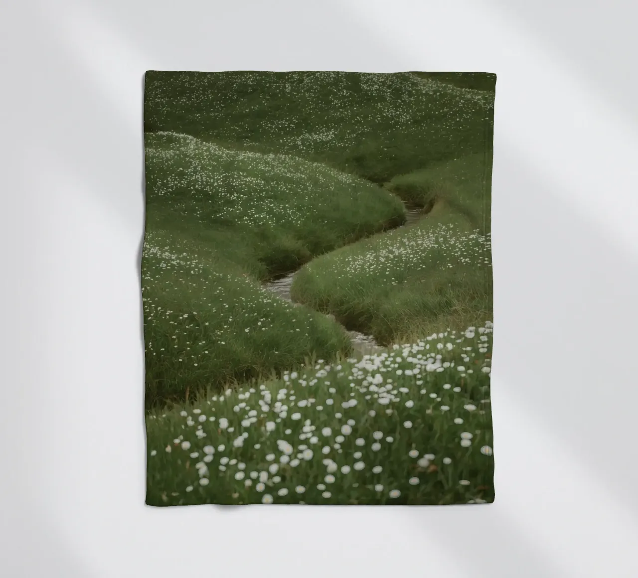 Verdi colline ondulate con ruscello e fiori selvatici coperta in pile da DesignDoodle