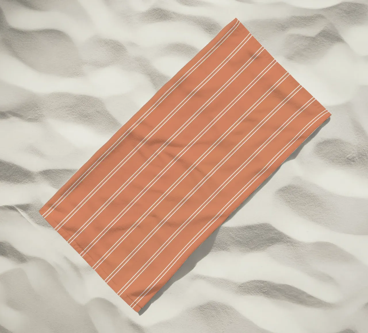 Doppie strisce minimaliste di base, bianco su arancione terracotta telo mare da Beauty in Simplicity