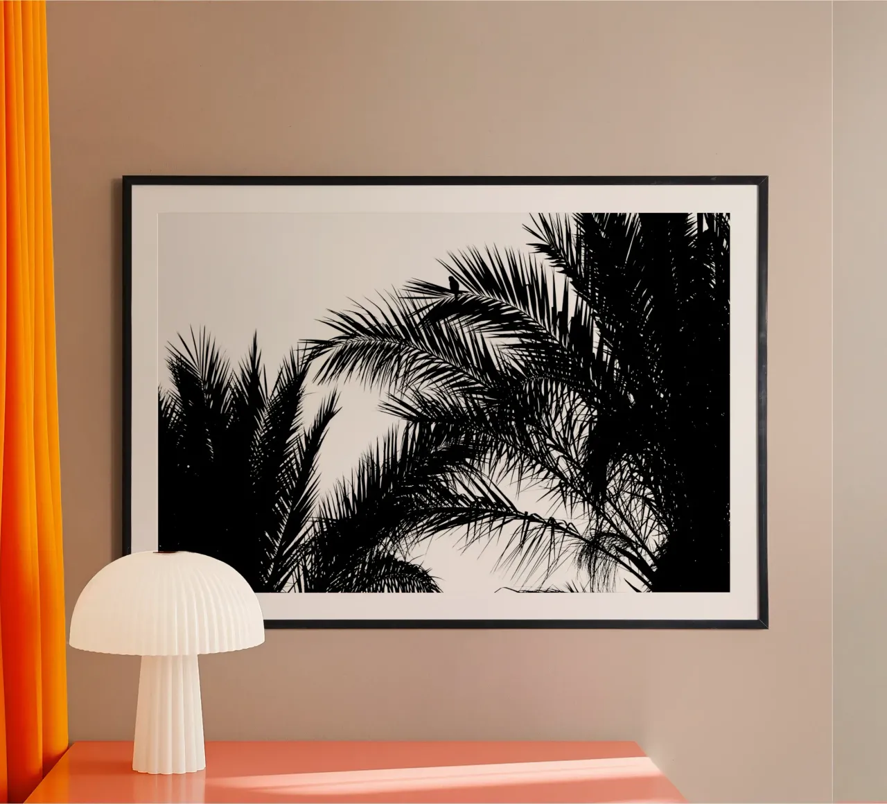 Attesa II poster con telaio in legno da Tal Paz-Fridman