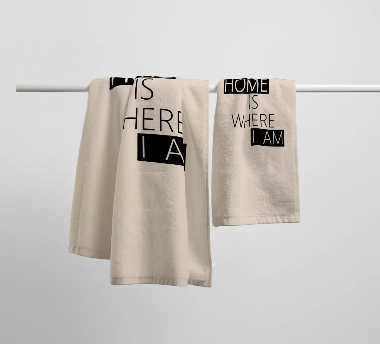 Home is where I am Typography asciugamano da bagno da TijanaArtStudio88