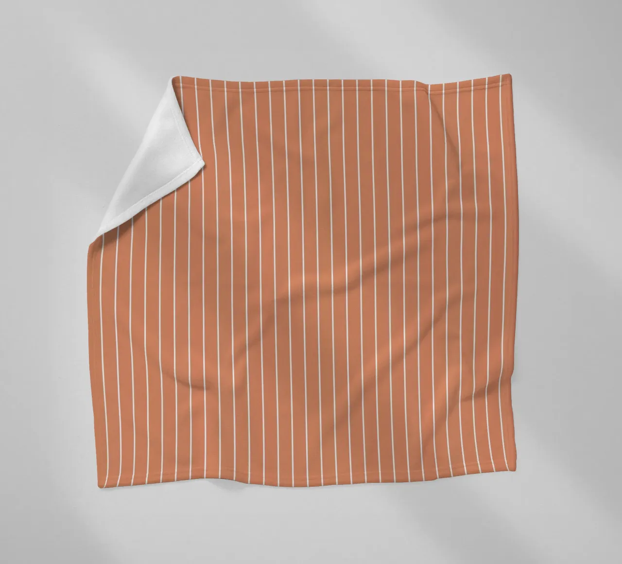 Minimal Basic Klassischer Nadelstreifen | Weiß auf Terracotta Orange Fleecedecke von Beauty in Simplicity