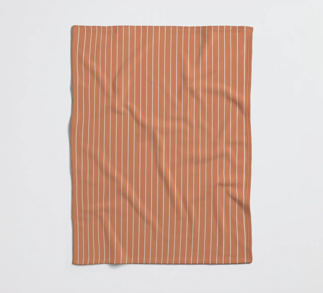 Minimal Basic Klassischer Nadelstreifen | Weiß auf Terracotta Orange Fleecedecke von Beauty in Simplicity