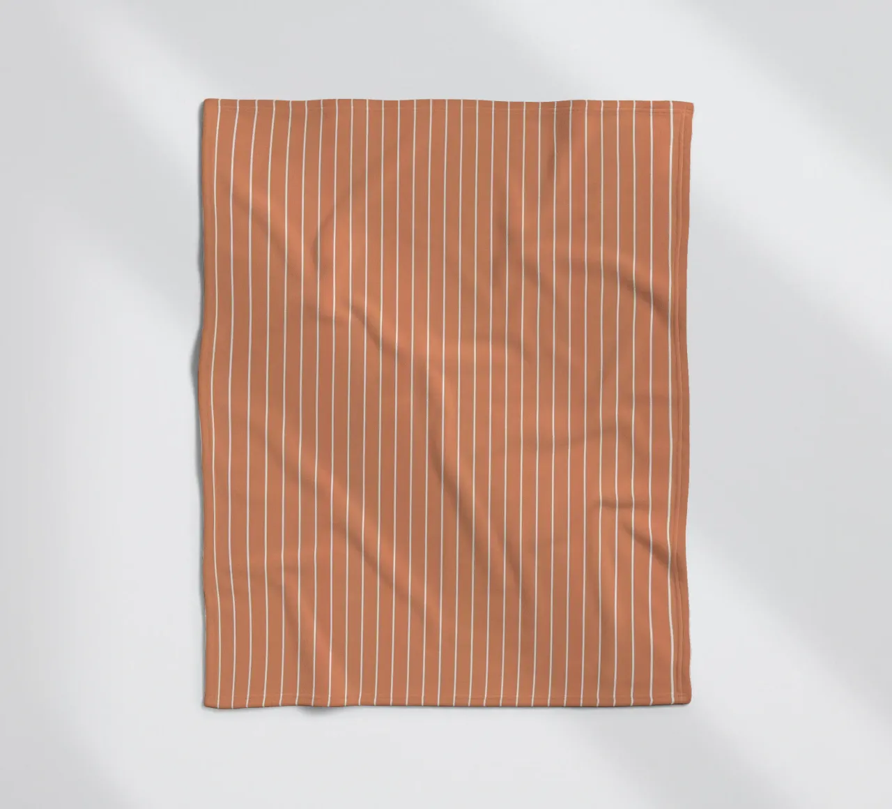 Minimal Basic Klassischer Nadelstreifen | Weiß auf Terracotta Orange Fleecedecke von Beauty in Simplicity