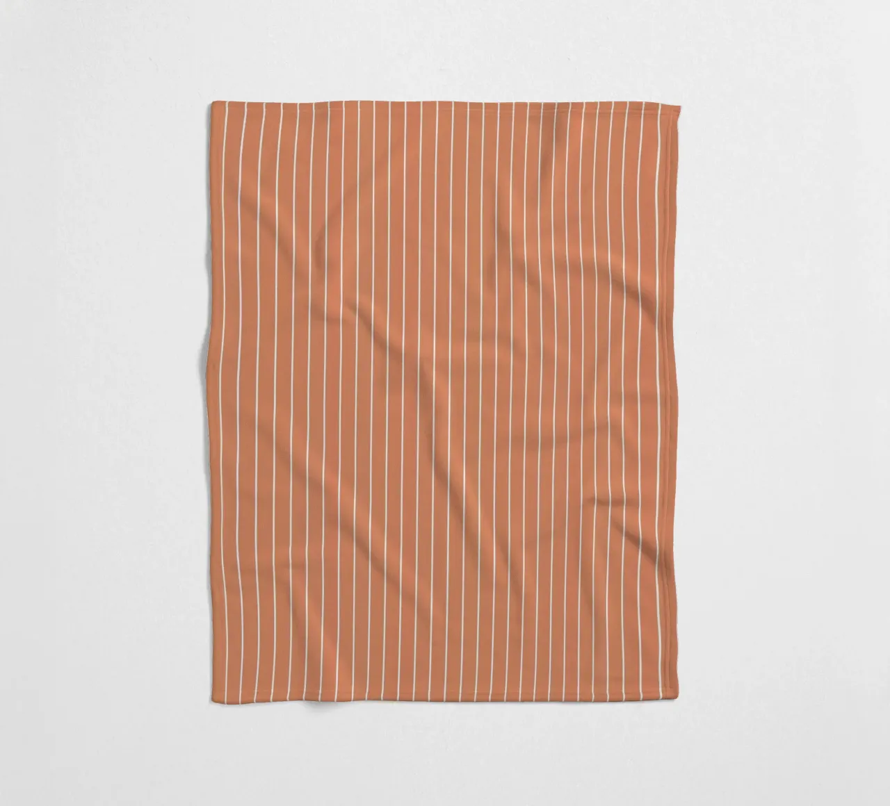 Minimal Basic Klassischer Nadelstreifen | Weiß auf Terracotta Orange Fleecedecke von Beauty in Simplicity